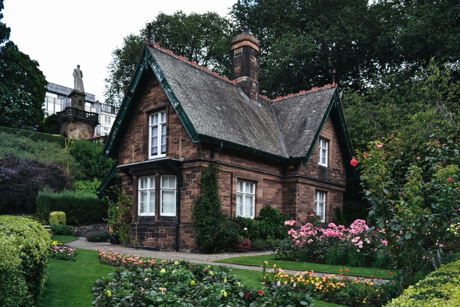 Cottage en pierre avec jardin fleuri, style écossais